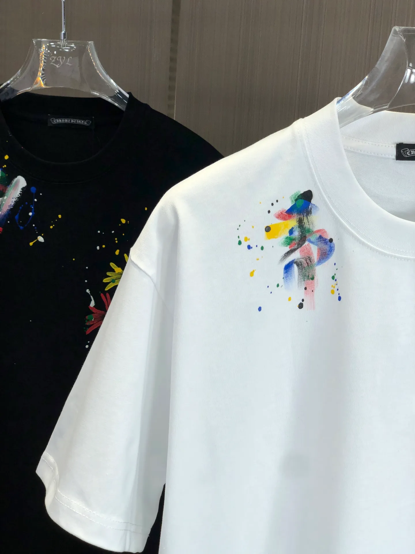 🅿️210 CH Cro 2025 spring and summer new round neck short sleeves. Large logo hand-painted technology uses high weight 320g double yarn combed cotton fabric. Slightly loose version. The fabric feels soft and thick. Same style for men and women. Color: black and white. Size: SMLXLXXL
